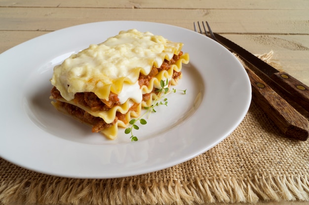 Lasaña de carne sobre un fondo de madera.