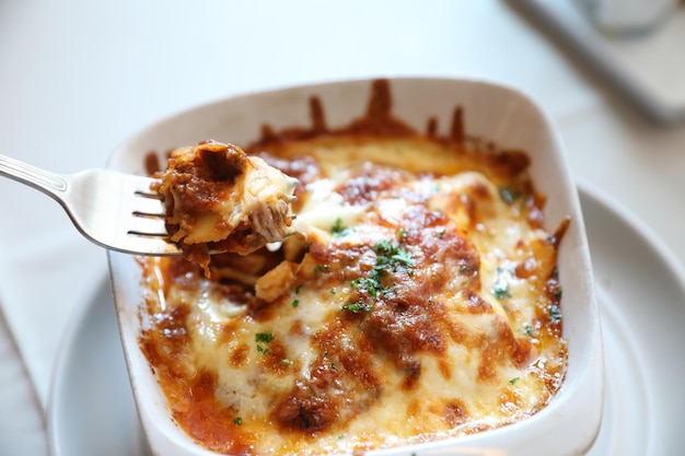 Lasaña casera de carne de res en un plato en el restaurante, comida italiana