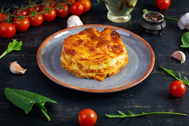 Lasaña clásica con salsa boloñesa de pollo picado y salsa bechamel