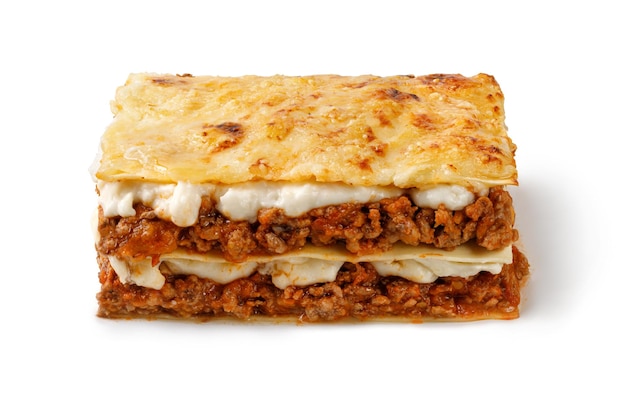 Lasaña italiana casera aislada Deliciosa lasaña con salsa de carne boloñesa en blanco