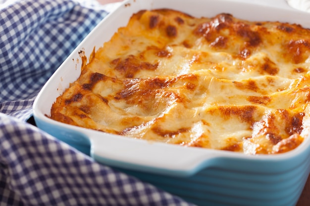 Lasaña italiana casera en una fuente para horno