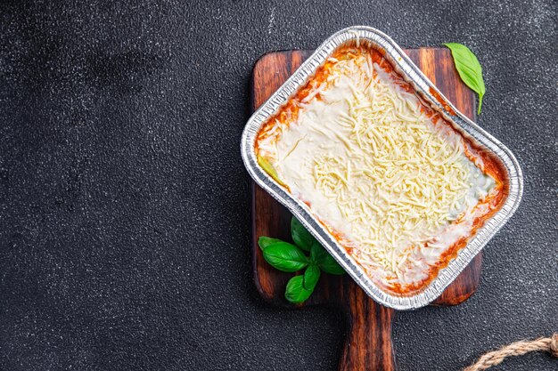 lasaña en un recipiente de aluminio desechable deliciosa merienda comida saludable comida merienda dieta