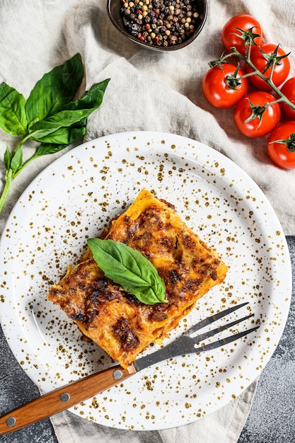 Lasaña tradicional hecha con carne picada, salchichas boloñesa y bechamel