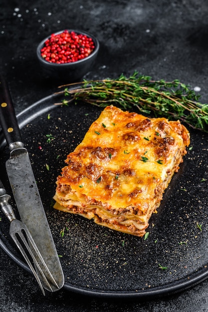 Lasanha com carne picada de carne bovina e molho de tomate à bolonhesa em um prato