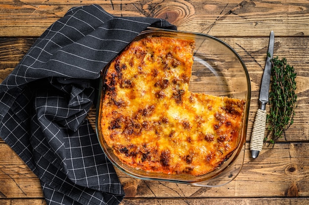 Lasanha com molho à bolonhesa e carne picada em assadeira