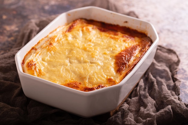 Lasanha fresca com molho de carne e tomate assada no forno em prato cerâmico