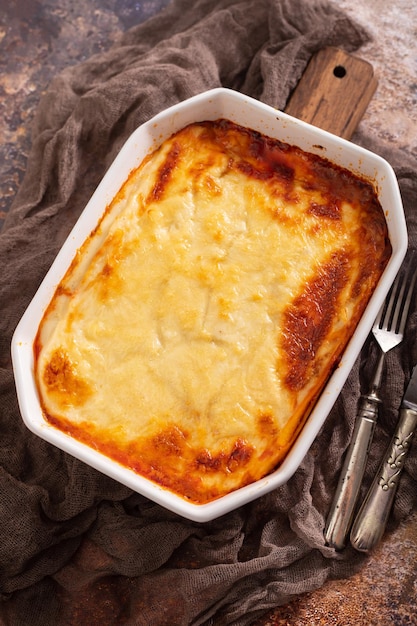 Lasanha fresca com molho de carne e tomate assada no forno em prato cerâmico