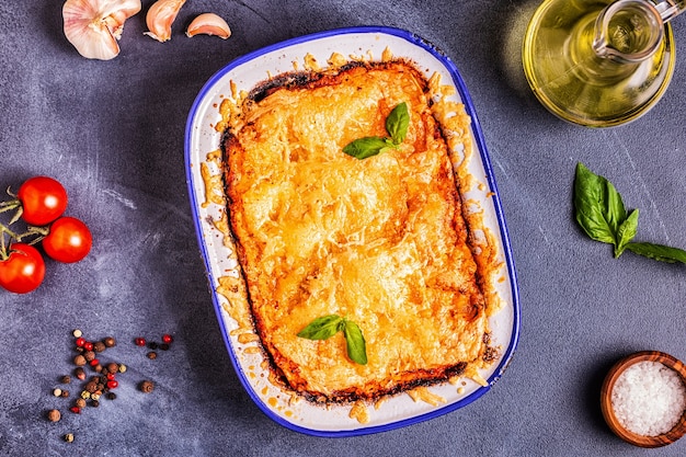 Lasanha italiana tradicional com legumes, carne picada e queijo