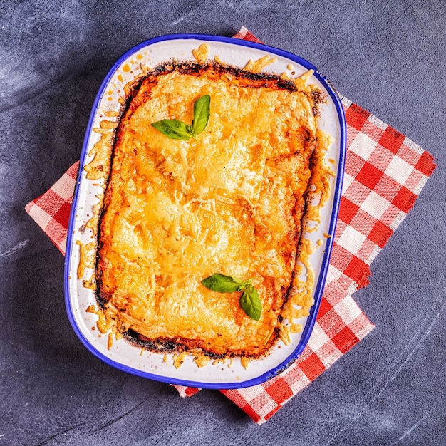 Lasanha italiana tradicional com vegetais picados, carne e queijo