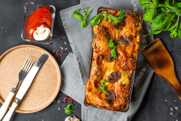 Lasanha vegetariana com cogumelos, tomate e manjericão, vista de cima