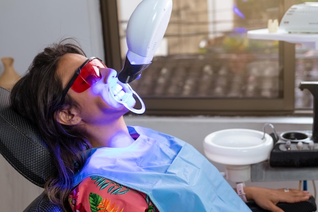 Laser-Zahnaufhellung in Aktion Ein Patient in der Zahnarztpraxis