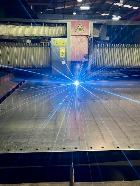 Laserschneiden Metallbearbeitung mit Funken auf CNC-Lasergravurbearbeitung Vertikales Bild