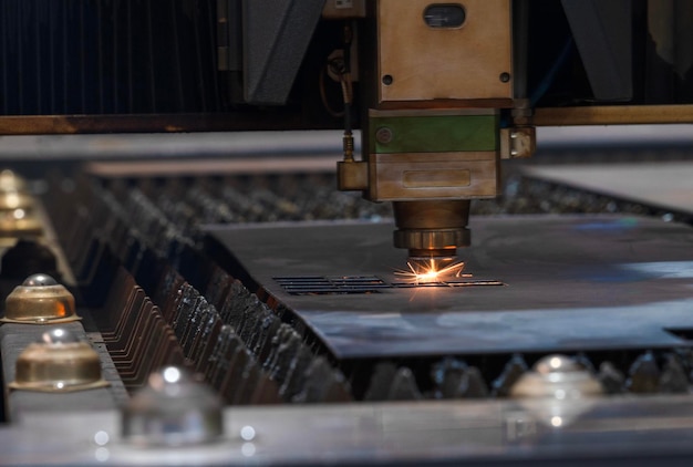 Laserschneidkopf für die Metallverarbeitung in der Metallfabrik Funkenhintergrund Verarbeitung und Laserschneiden für Metall in der Industrie