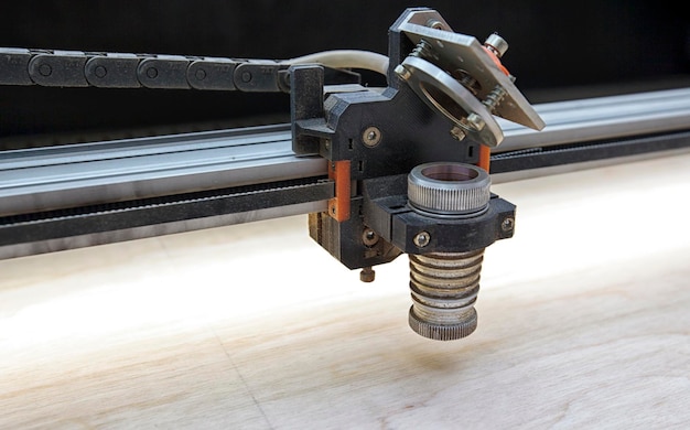 Laserschneidmaschine schneidet das Holzbrett