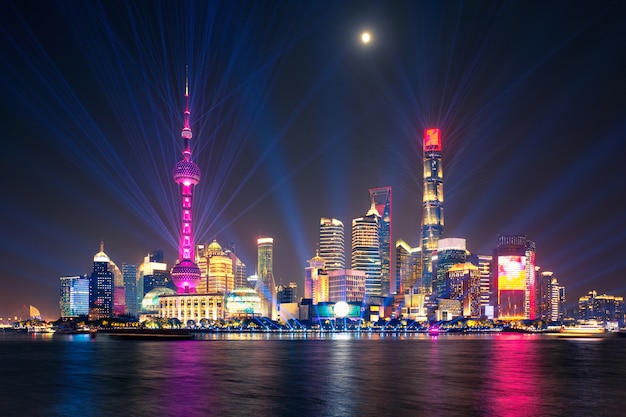 Lasershow in der Nacht in Shanghai