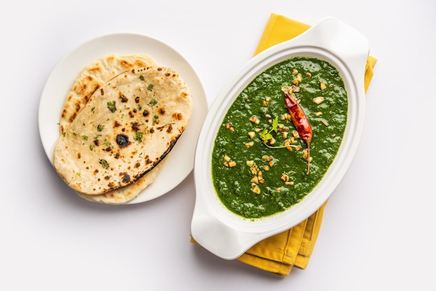 Lasooni-Palak-Rezept oder indisches Hauptgericht mit Knoblauch-Spinat-Curry nach Dhaba-Art, serviert mit Naan