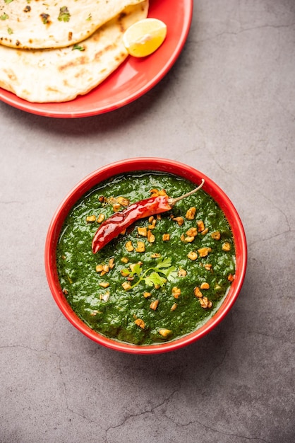 Lasooni-Palak-Rezept oder indisches Hauptgericht mit Knoblauch-Spinat-Curry nach Dhaba-Art, serviert mit Naan