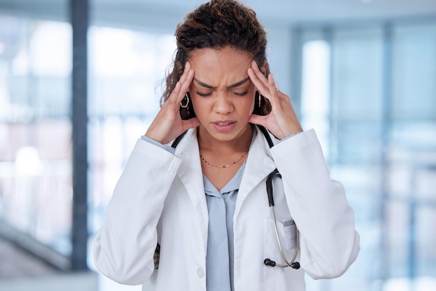 Lassen Sie sich nicht vom Stress überwältigen Aufnahme einer jungen Ärztin, die bei der Arbeit unter Kopfschmerzen leidet