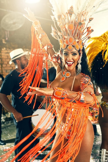 Lassen Sie sich vom Beat mitreißen Kurzporträt einer wunderschönen Samba-Tänzerin, die mit ihrer Band beim Karneval auftritt