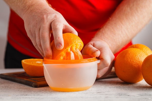 Lassen Sie uns Orangensaft mit einem Quetscher machen