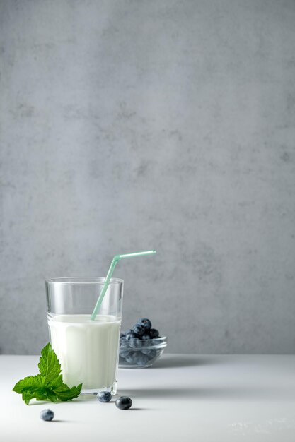 lassi é uma bebida láctea, um milk-shake com frutas silvestres, em um fundo branco