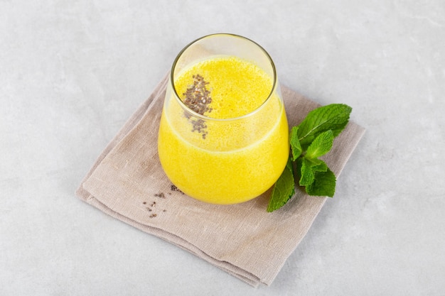 Lassi de mango amarillo con semillas de chía y menta