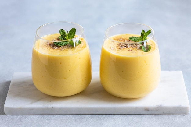 Lassi mit selektivem Fokus des traditionellen indischen Getränks der Mango