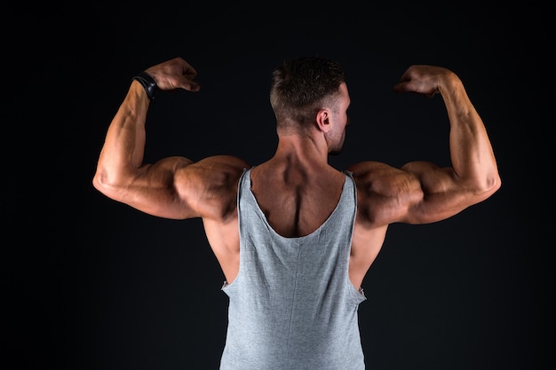 Lasst uns diesen Körper trainieren Fitter Typ Flex Arme zeigen Bizeps Trizeps Muskelkraft Power