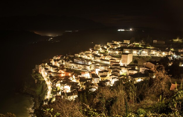 Foto lastres in asturien spanien nachts beleuchtet