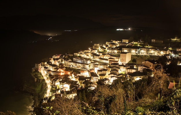 Foto lastres nas astúrias espanha iluminada à noite