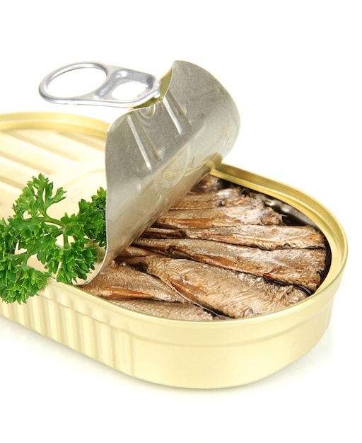 Lata abierta con sardinas aislado en blanco