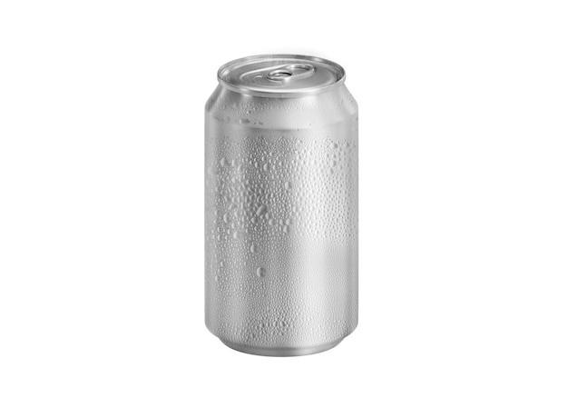 Lata de aluminio con gotas de agua aislado sobre fondo blanco.