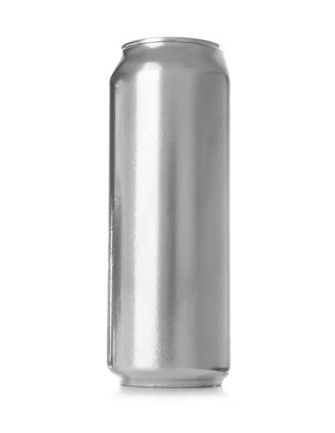 Lata de aluminio sobre fondo blanco.