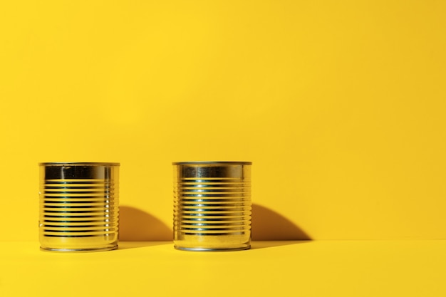 Lata de comida enlatada no fundo amarelo do estúdio