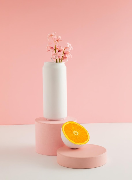 Lata de cor branca com jacinto de flores de primavera e frutas laranja no pódio do produto Fundo rosa