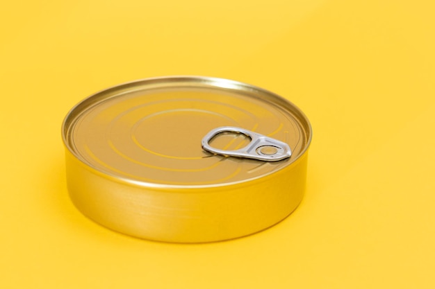 Lata de lata em fundo amarelo
