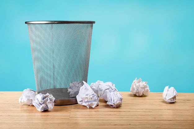 Lata de lixo com folhas de papel em madeira