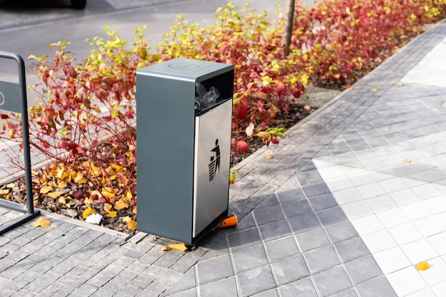 Lata de lixo de metal com ícone de lixo, símbolo de lixo preto na lixeira