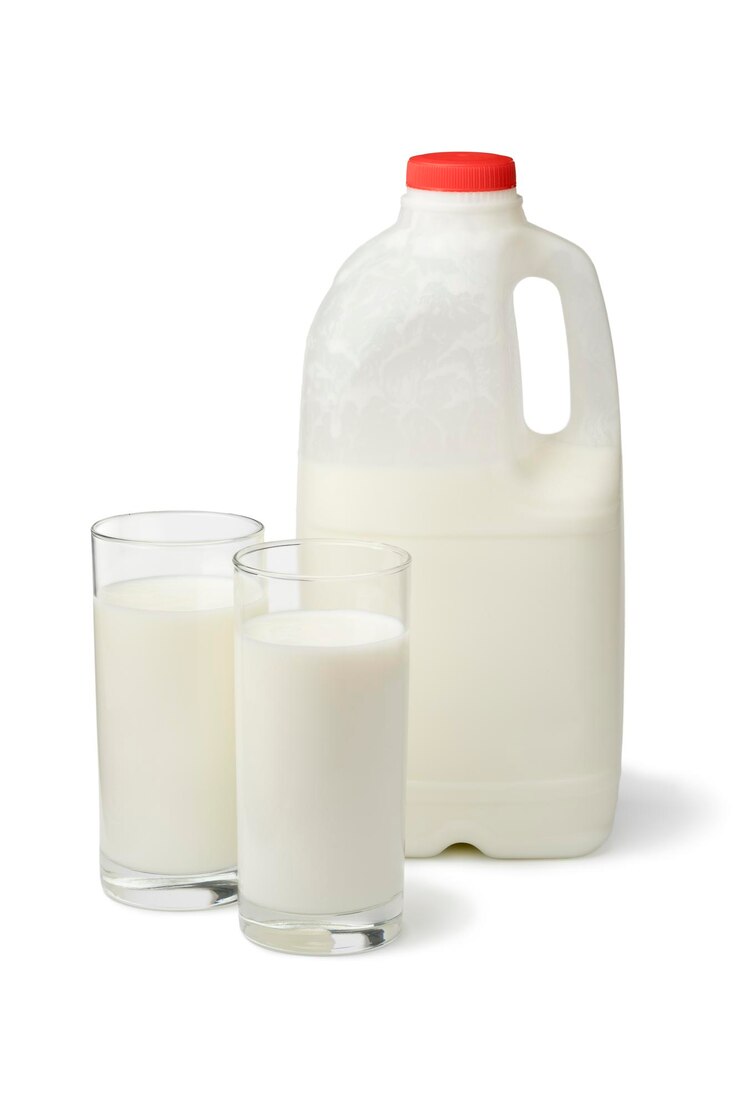 Foto lata de plástico e vidro com ayran de leite de manteiga orgânico fresco