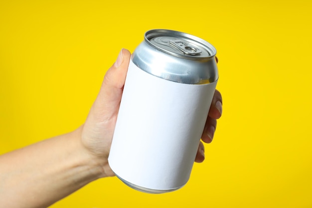lata de hojalata para bebidas sobre un fondo amarillo