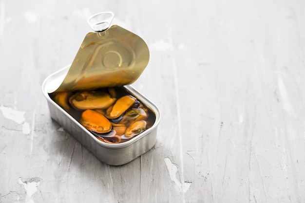 Lata de mejillones sobre fondo de cerámica