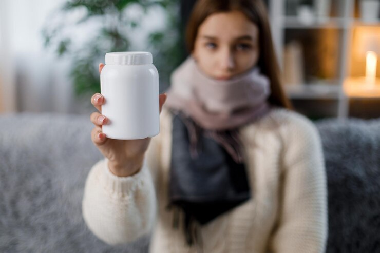 Lata de pastillas en mano femenina