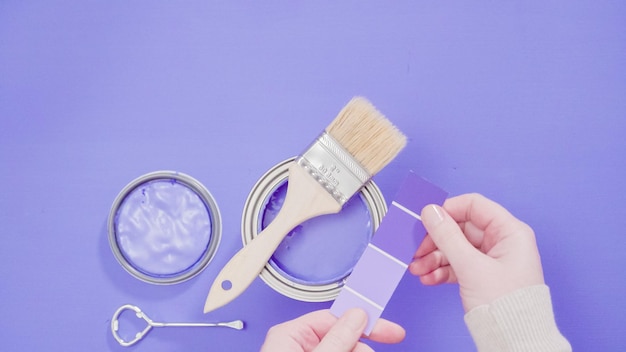 Lata de pintura metálica abierta con muestras de pintura y pintura violeta.