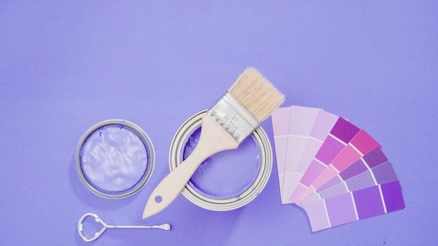 Lata de pintura metálica abierta con muestras de pintura y pintura violeta.