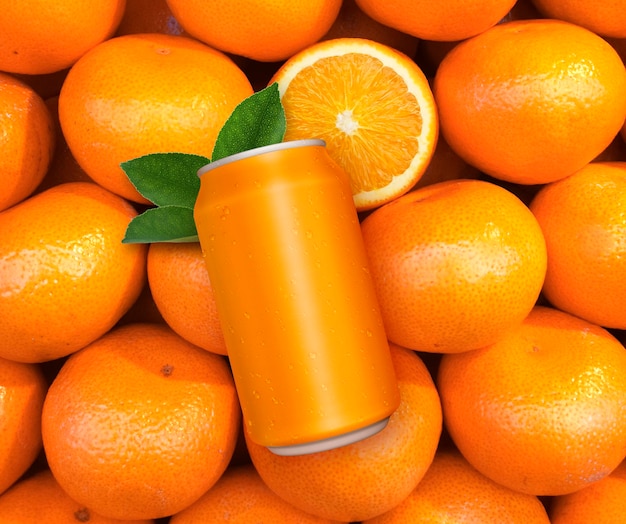 Lata de refresco de naranja de aluminio sobre fondo de fruta naranja fresca