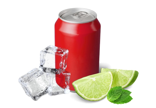 Una lata roja con cubos de hielo y cuñas de cal en el lado colocadas sobre un fondo blanco