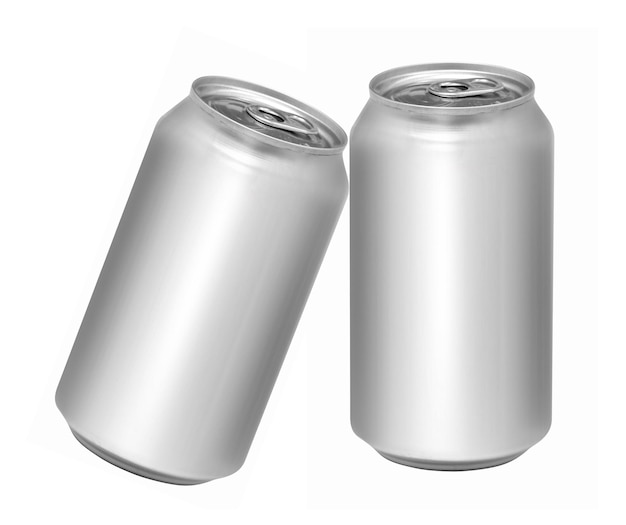 Una lata de soda de aluminio en blanco aislada