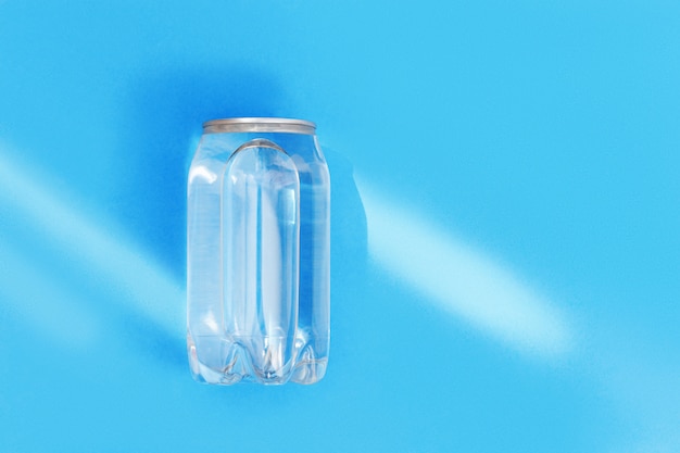 Lata transparente de agua con luz solar, nuevo paquete de agua clara en botella de plástico como lata.