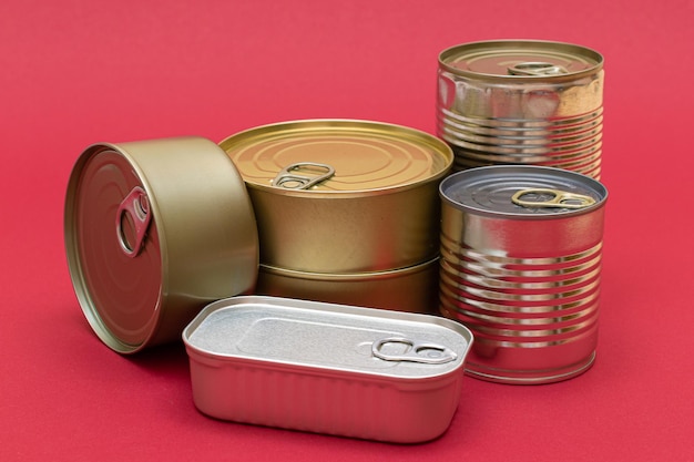 Latas sin abrir con bordes en blanco sobre fondo rojo.