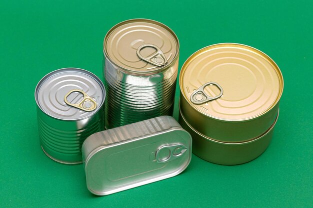 Latas sin abrir con bordes en blanco sobre fondo verde